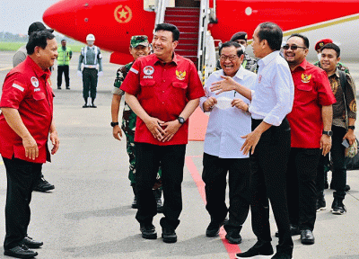Menteri Pertahanan Prabowo Subianto (kiri) mendampingi Presiden Joko Widodo meresmikan Asrama Mahasiswa Nusantara (AMN) di Surabaya, Jawa Timur.