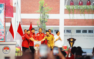 Menteri Pertahanan Prabowo Subianto (kiri) mendampingi Presiden Joko Widodo meresmikan Asrama Mahasiswa Nusantara (AMN) di Surabaya, Jawa Timur.