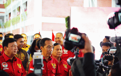 Menteri Pertahanan Prabowo Subianto (kiri) mendampingi Presiden Joko Widodo meresmikan Asrama Mahasiswa Nusantara (AMN) di Surabaya, Jawa Timur.