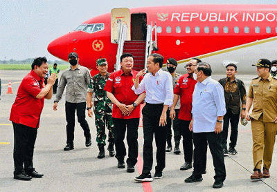 Menteri Pertahanan Prabowo Subianto (kiri) mendampingi Presiden Joko Widodo meresmikan Asrama Mahasiswa Nusantara (AMN) di Surabaya, Jawa Timur.