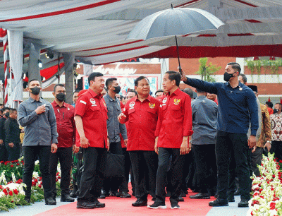 Menteri Pertahanan Prabowo Subianto (kiri) mendampingi Presiden Joko Widodo meresmikan Asrama Mahasiswa Nusantara (AMN) di Surabaya, Jawa Timur.