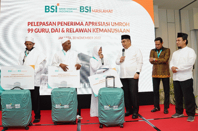Direktur Sales & Distribution BSI Anton Sukarna melepas keberangkatan 120 orang guru-guru di pelosok, da’i dan relawan kemanusiaan.