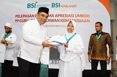 Direktur Sales & Distribution BSI Anton Sukarna melepas keberangkatan 120 orang guru-guru di pelosok, da’i dan relawan kemanusiaan.