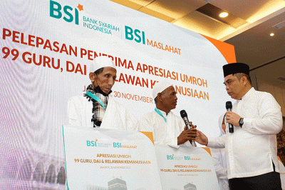 Direktur Sales & Distribution BSI Anton Sukarna melepas keberangkatan 120 orang guru-guru di pelosok, da’i dan relawan kemanusiaan.