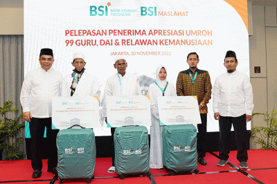 Direktur Sales & Distribution BSI Anton Sukarna melepas keberangkatan 120 orang guru-guru di pelosok, da’i dan relawan kemanusiaan.