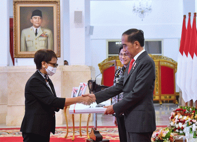 Presiden Joko Widodo menyerahkan Daftar Isian Pelaksanaan Anggaran (DIPA) dan Daftar Alokasi Transfer ke Daerah dan Dana Desa (TKDD) Tahun Anggaran 2023.