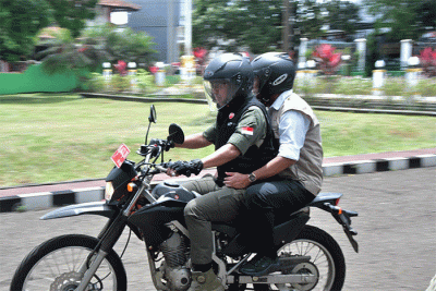 Kepala BNPB Letjen TNI Suharyanto (kiri) dan Menko PMK Muhadjir Effendy saat meninjau salah satu lokasi lahan relokasi bagi warga terdampak gempa.