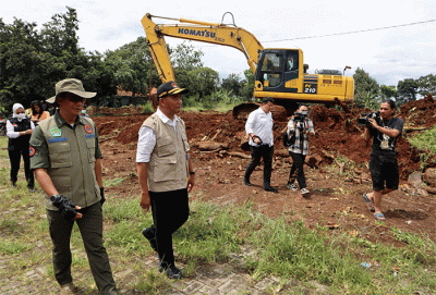 Kepala BNPB Letjen TNI Suharyanto (kiri) dan Menko PMK Muhadjir Effendy saat meninjau salah satu lokasi lahan relokasi bagi warga terdampak gempa.