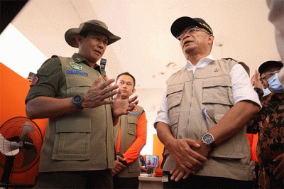 Kepala BNPB Letjen TNI Suharyanto (kiri) dan Menko PMK Muhadjir Effendy saat meninjau salah satu lokasi lahan relokasi bagi warga terdampak gempa.