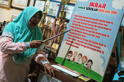 Nuraeni, penggagas Sekolah Anak Percaya Diri (SAPD) mengajari anak-anak bersikap baik dan berketerampilan di Sekolah Anak Percaya Diri.