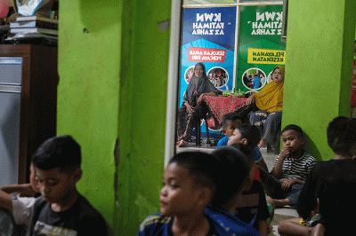 Nuraeni, penggagas Sekolah Anak Percaya Diri (SAPD) mengajari anak-anak bersikap baik dan berketerampilan di Sekolah Anak Percaya Diri.