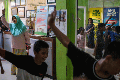Nuraeni, penggagas Sekolah Anak Percaya Diri (SAPD) mengajari anak-anak bersikap baik dan berketerampilan di Sekolah Anak Percaya Diri.