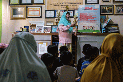 Nuraeni, penggagas Sekolah Anak Percaya Diri (SAPD) mengajari anak-anak bersikap baik dan berketerampilan di Sekolah Anak Percaya Diri.