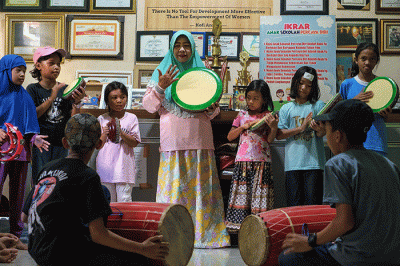 Nuraeni, penggagas Sekolah Anak Percaya Diri (SAPD) mengajari anak-anak bersikap baik dan berketerampilan di Sekolah Anak Percaya Diri.