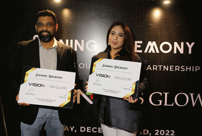 COO Vision+ Roy Debashis (kiri) dan Founder MS Glow Maharani Kemala saat menandatangani nota kesepakatan kerja sama di Jakarta, Jumat (2/12/2022).