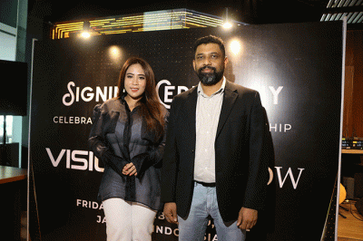 COO Vision+ Roy Debashis (kiri) dan Founder MS Glow Maharani Kemala saat menandatangani nota kesepakatan kerja sama di Jakarta, Jumat (2/12/2022).