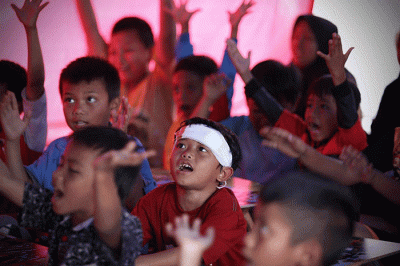 Anak-anak Desa Mangunkerta, Kecamatan Cugenang, mengikuti senam pagi sebelum mengikuti Kegiatan Belajar Mengajar (KBM) di tenda darurat.