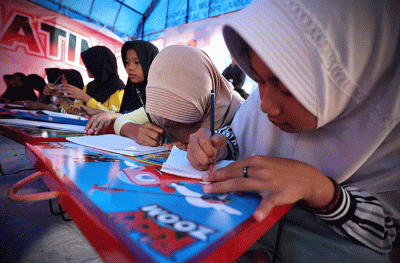 Anak-anak Desa Mangunkerta, Kecamatan Cugenang, mengikuti senam pagi sebelum mengikuti Kegiatan Belajar Mengajar (KBM) di tenda darurat.
