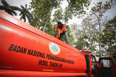 Petugas BNPB melakukan distribusi air bersih di RT 01 RW 07 Kampung Kuta Wetan, Desa Mangunkerta, Kecamatan Cugenang, Kabupaten Cianjur.