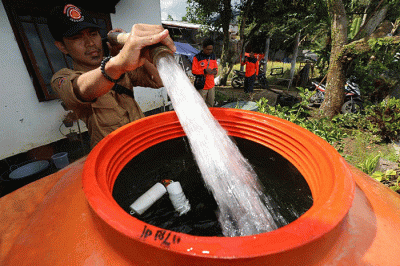Petugas BNPB melakukan distribusi air bersih di RT 01 RW 07 Kampung Kuta Wetan, Desa Mangunkerta, Kecamatan Cugenang, Kabupaten Cianjur.