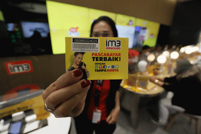 Petugas melayani pelanggan di Gerai Indosat Ooredoo Hutchison, Kota Kasablanka, Jakarta, Jumat (2/12/2022).