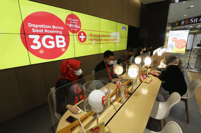 Petugas melayani pelanggan di Gerai Indosat Ooredoo Hutchison, Kota Kasablanka, Jakarta, Jumat (2/12/2022).