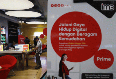 Petugas melayani pelanggan di Gerai Indosat Ooredoo Hutchison, Kota Kasablanka, Jakarta, Jumat (2/12/2022).