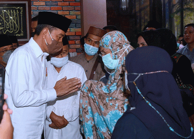 Presiden Joko Widodo bertakziah ke rumah duka almarhum Ferry Mursyidan Baldan di kawasan Slipi, Jakarta, Jumat (2/12/2022).