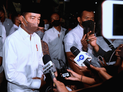 Presiden Joko Widodo bertakziah ke rumah duka almarhum Ferry Mursyidan Baldan di kawasan Slipi, Jakarta, Jumat (2/12/2022).