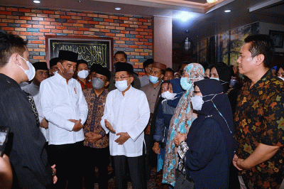 Presiden Joko Widodo bertakziah ke rumah duka almarhum Ferry Mursyidan Baldan di kawasan Slipi, Jakarta, Jumat (2/12/2022).