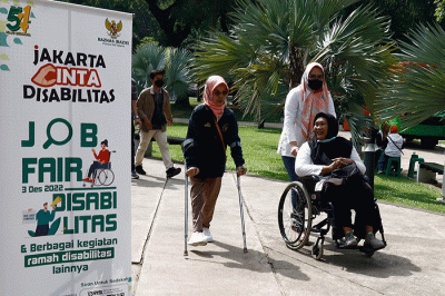 Petugas melayani pelamar kerja disabilitas pada acara Job Fair Disabilitas bertajuk Cinta Disabilitas di Lapangan Banteng Jakarta, Sabtu (3/12/2022).