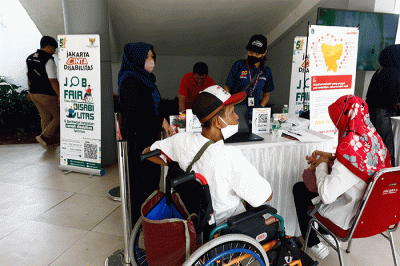 Petugas melayani pelamar kerja disabilitas pada acara Job Fair Disabilitas bertajuk Cinta Disabilitas di Lapangan Banteng Jakarta, Sabtu (3/12/2022).