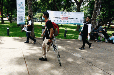 Petugas melayani pelamar kerja disabilitas pada acara Job Fair Disabilitas bertajuk Cinta Disabilitas di Lapangan Banteng Jakarta, Sabtu (3/12/2022).