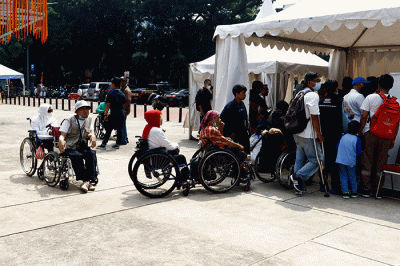 Petugas melayani pelamar kerja disabilitas pada acara Job Fair Disabilitas bertajuk Cinta Disabilitas di Lapangan Banteng Jakarta, Sabtu (3/12/2022).
