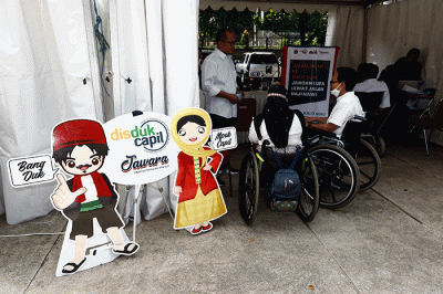 Petugas melayani pelamar kerja disabilitas pada acara Job Fair Disabilitas bertajuk Cinta Disabilitas di Lapangan Banteng Jakarta, Sabtu (3/12/2022).