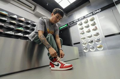 Owner Senikersku, Evan Kosasi menunjukkan koleksi produk sepatu di gerai Senikersku, Tebet, Jakarta Selatan, Sabtu (3/12/2022).
