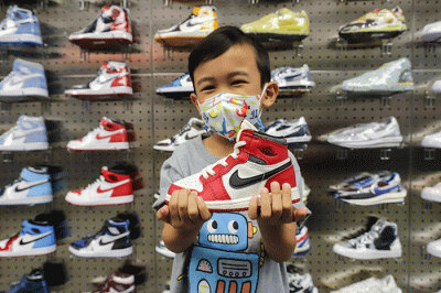 Owner Senikersku, Evan Kosasi menunjukkan koleksi produk sepatu di gerai Senikersku, Tebet, Jakarta Selatan, Sabtu (3/12/2022).