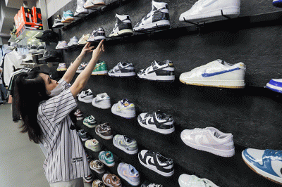 Owner Senikersku, Evan Kosasi menunjukkan koleksi produk sepatu di gerai Senikersku, Tebet, Jakarta Selatan, Sabtu (3/12/2022).