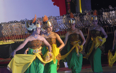 Pagelaran wayang kolaborasi di Kampung Budaya Fakultas Bahasa dan Seni (FBS) Unnes Gunungpati, Semarang, Jawa Tengah, Jumat (2/12/2022) malam.