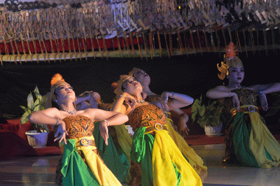 Pagelaran wayang kolaborasi di Kampung Budaya Fakultas Bahasa dan Seni (FBS) Unnes Gunungpati, Semarang, Jawa Tengah, Jumat (2/12/2022) malam.