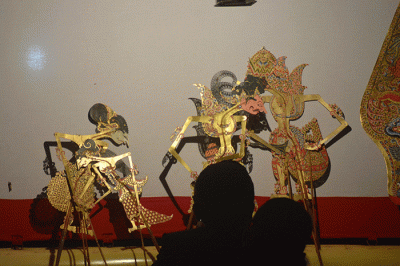 Pagelaran wayang kolaborasi di Kampung Budaya Fakultas Bahasa dan Seni (FBS) Unnes Gunungpati, Semarang, Jawa Tengah, Jumat (2/12/2022) malam.