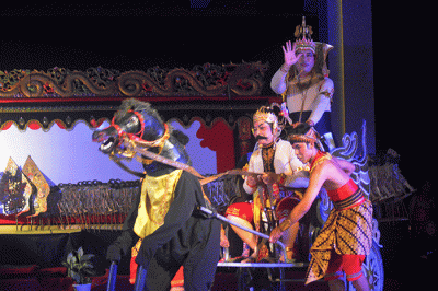 Pagelaran wayang kolaborasi di Kampung Budaya Fakultas Bahasa dan Seni (FBS) Unnes Gunungpati, Semarang, Jawa Tengah, Jumat (2/12/2022) malam.
