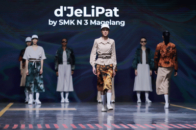Sejumlah model tampil mengenakan busana karya Siswa SMK N 3 Magelang dalam acara Spotlight Indonesia di Greet Hall, Pos Bloc Jakarta, Sabtu (3/12/2022).
