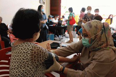 Suasana vaksinasi booster kedua diperuntukkan kepada lansia yang digelar MNC Peduli dan Yayasan Etika Moral Indonesia (YEMI).