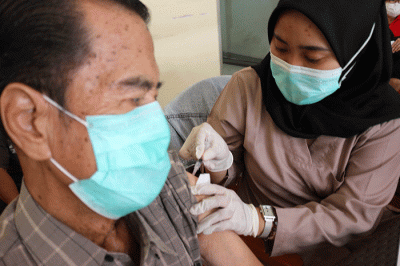 Suasana vaksinasi booster kedua diperuntukkan kepada lansia yang digelar MNC Peduli dan Yayasan Etika Moral Indonesia (YEMI).