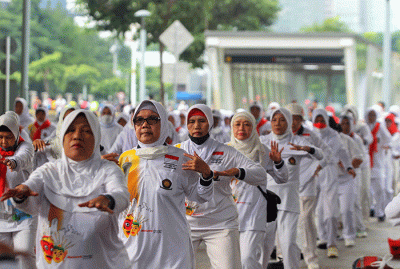 Sejumlah peserta lansia saat mengikuti Senam Sehat Bersama yang diselenggarakan oleh MNC Peduli dan Wai Tan Kung (SSI/WTK) Barakot di area Car Free Day.