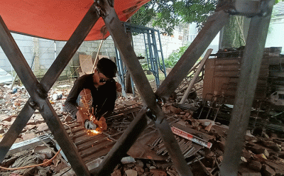 Pekerja menyelesaikan pembuatan pagar besi di kawasan Kota Bekasi, Jawa Barat, Senin (5/12/2022).