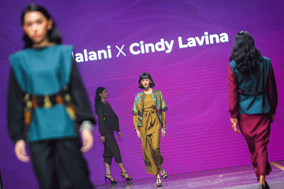Sejumlah model tampil mengenakan busana karya desainer Rose.Ma.Lina x Sofie dalam hari terakhir peragaan busana Spotlight Indonesia 2022.