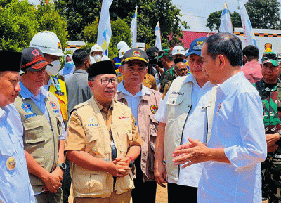 Presiden Joko Widodo meninjau pengungsi di Posko Bantuan Paspampres Peduli Cianjur, Desa Cijedil, Kecamatan Cugenang, Kabupaten Cianjur, Jawa Barat.