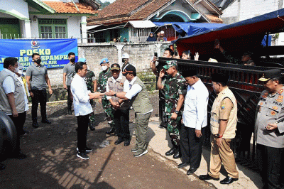 Presiden Joko Widodo meninjau pengungsi di Posko Bantuan Paspampres Peduli Cianjur, Desa Cijedil, Kecamatan Cugenang, Kabupaten Cianjur, Jawa Barat.